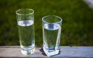 家用凈水器和桶裝水出來(lái)